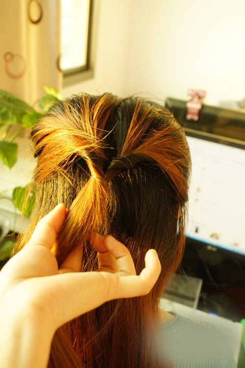 Chia giữa phần tóc và luồn đuôi tóc vào trong lận ngược lại.