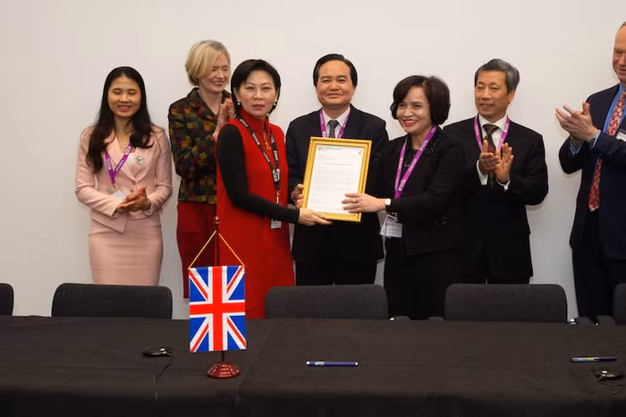 Bộ trưởng Phùng Xuân Nhạ chứng kiến lễ trao chứng nhận