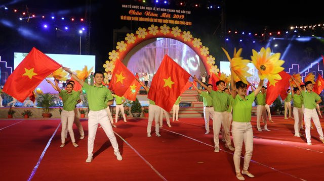 Tiết mục biểu diễn ca múa nhạc hoành tráng tại Thành phố Cần Thơ.