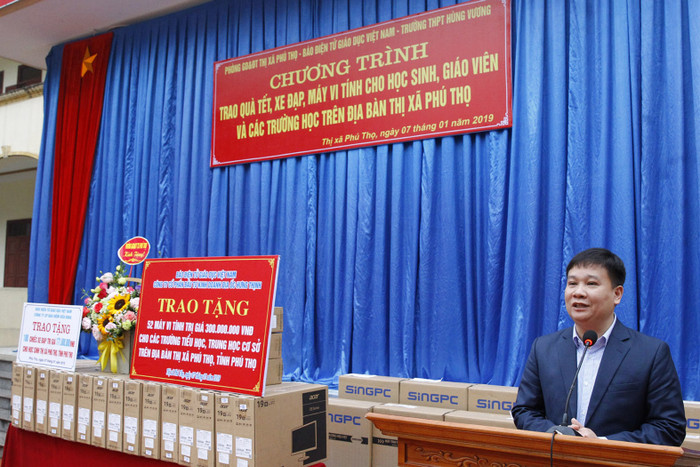 Ông Nguyễn Tiến Bình, Tổng biên tập Báo Điện tử Giáo dục Việt Nam phát biểu tại buổi lễ trao tặng từ thiện. Ông Nguyễn Tiến Bình, Tổng biên tập Báo Điện tử Giáo dục Việt Nam phát biểu tại buổi lễ trao tặng từ thiện.