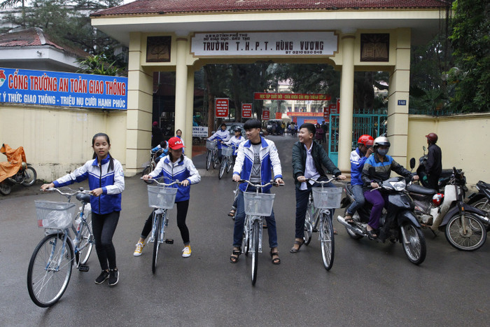 Các em học sinh Trường Trần Phú sau khi nhận xe đạp đã sử dụng luôn để đi về trường của mình Các em học sinh Trường Trần Phú sau khi nhận xe đạp đã sử dụng luôn để đi về trường của mình