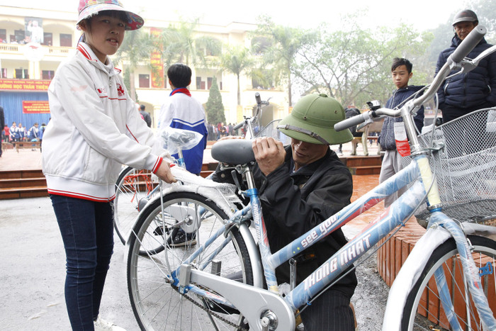 Bố em Tô Thị Nhung - học sinh lớp 8A Trường Trần Phú sau khi nhận xe đạp đã hạ thấp yên xe để phù hợp với con gái. Bố em Tô Thị Nhung - học sinh lớp 8A Trường Trần Phú sau khi nhận xe đạp đã hạ thấp yên xe để phù hợp với con gái.
