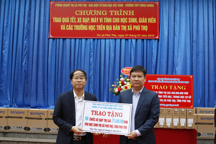 Ông Nguyễn Tiến Bình, Tổng biên tập Báo Điện tử Giáo dục Việt Nam và ông Nguyễn Ánh Hoàng - Trưởng phòng giáo dục thị xã Phú Thọ trong buổi lễ trao tặng quà. Ông Nguyễn Tiến Bình, Tổng biên tập Báo Điện tử Giáo dục Việt Nam và ông Nguyễn Ánh Hoàng - Trưởng phòng giáo dục thị xã Phú Thọ trong buổi lễ trao tặng quà.