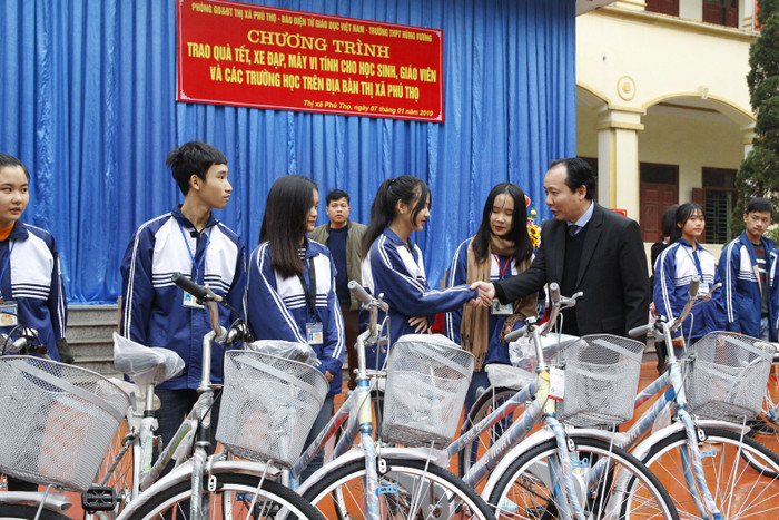 Ông Hà Tuấn Anh - Ủy viên thường vụ, Phó Chủ tịch Ủy ban nhân dân Thị xã Phú Thọ đang trao xe đạp cho các em học sinh nghèo vượt khó. Ông Hà Tuấn Anh - Ủy viên thường vụ, Phó Chủ tịch Ủy ban nhân dân Thị xã Phú Thọ đang trao xe đạp cho các em học sinh nghèo vượt khó.