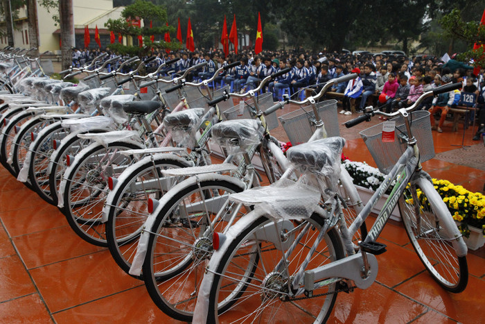 100 chiếc xe đạp Báo Điện tử Giáo dục Việt Nam tặng các em học sinh thị xã Phú Thọ. 100 chiếc xe đạp Báo Điện tử Giáo dục Việt Nam tặng các em học sinh thị xã Phú Thọ.