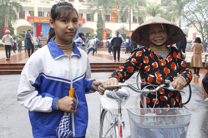 Bà Nguyễn Thị Dung và cháu ngoại Lê Cẩm Ly cùng đi nhận quà tặng là xe đạp. Bà Nguyễn Thị Dung và cháu ngoại Lê Cẩm Ly cùng đi nhận quà tặng là xe đạp.