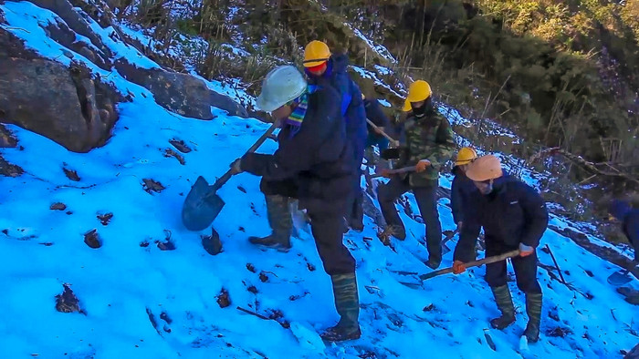Thời tiết khắc nghiệt luôn là thử thách cho các công nhân kéo điện Thời tiết khắc nghiệt luôn là thử thách cho các công nhân kéo điện