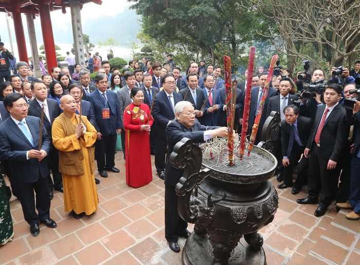Tổng Bí thư, Chủ tịch nước Nguyễn Phú Trọng, Phu nhân và các đại biểu dâng hương tại đền Ngọc Sơn, Hà Nội. (Ảnh: Lâm Khánh/TTXVN)