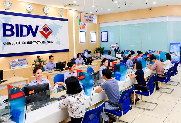 Khách hàng giao dịch tại BIDV Khách hàng giao dịch tại BIDV