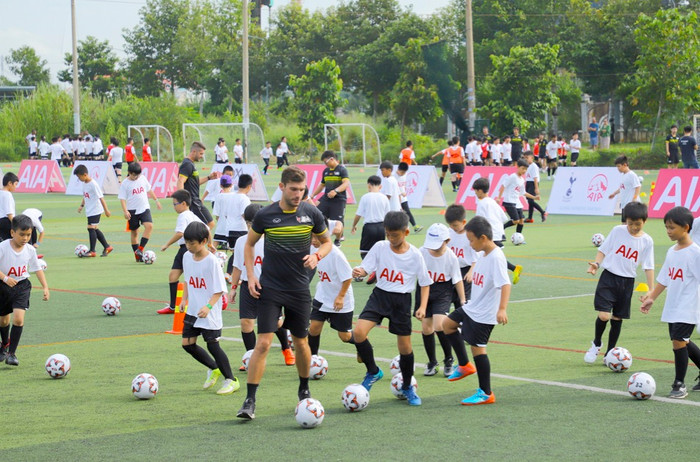 Chuỗi hoạt động bóng đá cùng hai huấn luyện viên đến từ Câu lạc bộ Tottenham được thiết kế đặc biệt nhằm khuyến khích trẻ phát huy đam mê thể thao, trau dồi nghị lực bản thân, rèn luyện sức khỏe. Chuỗi hoạt động bóng đá cùng hai huấn luyện viên đến từ Câu lạc bộ Tottenham được thiết kế đặc biệt nhằm khuyến khích trẻ phát huy đam mê thể thao, trau dồi nghị lực bản thân, rèn luyện sức khỏe.
