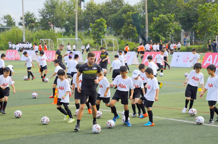 Chuỗi hoạt động bóng đá cùng hai huấn luyện viên đến từ Câu lạc bộ Tottenham được thiết kế đặc biệt nhằm khuyến khích trẻ phát huy đam mê thể thao, trau dồi nghị lực bản thân, rèn luyện sức khỏe.