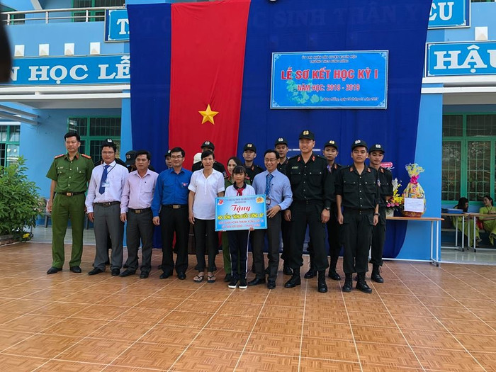 Đoàn Phòng Cảnh sát cơ động, Công an Bà Rịa - Vũng Tàu chụp ảnh lưu niệm với Ban Giám hiệu Trường Trung học cơ sở Bưng Riềng và em Nguyễn Thị Mỹ Diệp.