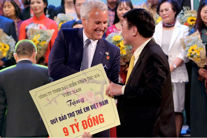 Ông Wayne Besant, trao séc tài trợ cho Quỹ Bảo trợ trẻ em Việt Nam thể hiện cam kết tài trợ các hoạt động xã hội từ thiện của AIA trong năm 2019 thông qua Quỹ. Ông Wayne Besant, trao séc tài trợ cho Quỹ Bảo trợ trẻ em Việt Nam thể hiện cam kết tài trợ các hoạt động xã hội từ thiện của AIA trong năm 2019 thông qua Quỹ.