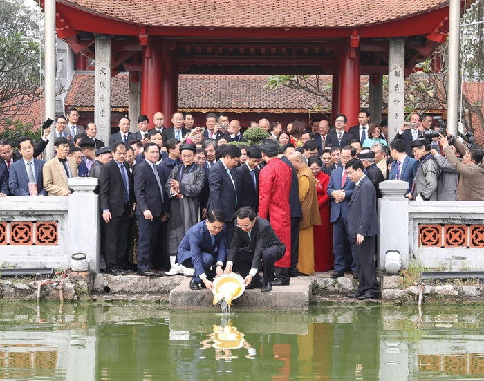 Tổng Bí thư, Chủ tịch nước thả cá chép tại hồ Hoàn Kiếm ảnh 8