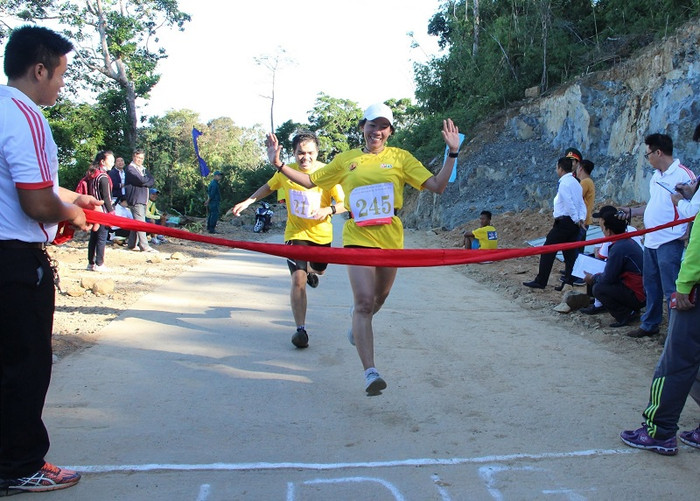 Các vận động viên hoàn thành chinh phục núi Bà Rá cao hơn 700m. Các vận động viên hoàn thành chinh phục núi Bà Rá cao hơn 700m.