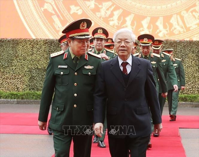 Đại tướng Ngô Xuân Lịch, Ủy viên Bộ Chính trị, Phó Bí thư Quân ủy Trung ương, Bộ trưởng Bộ Quốc phòng và các tướng lĩnh lãnh đạo Quân ủy Trung ương, Bộ Quốc phòng đón Tổng Bí thư, Chủ tịch nước Nguyễn Phú Trọng đến dự hội nghị. Đại tướng Ngô Xuân Lịch, Ủy viên Bộ Chính trị, Phó Bí thư Quân ủy Trung ương, Bộ trưởng Bộ Quốc phòng và các tướng lĩnh lãnh đạo Quân ủy Trung ương, Bộ Quốc phòng đón Tổng Bí thư, Chủ tịch nước Nguyễn Phú Trọng đến dự hội nghị.