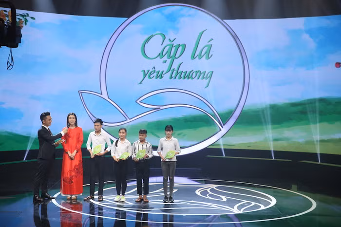 Hoa Hậu Đỗ Mỹ Linh đại diện chương trình trao tặng những suất học bổng có giá trị 200 triệu đồng cho em Bùi Công Dân và 3 học bổng khác trị giá 30 triệu đồng/suất cho các em tiếp tục giấc mơ đến trường.