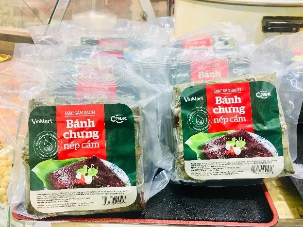 Bánh chưng nếp cẩm VinMart Cook được đóng gói hút chân không cẩn thận, được các đầu bếp chuyên nghiệp chế biến từ nguyên liệu sạch, giá thành chỉ từ 70.000 đồng. Bánh chưng nếp cẩm VinMart Cook được đóng gói hút chân không cẩn thận, được các đầu bếp chuyên nghiệp chế biến từ nguyên liệu sạch, giá thành chỉ từ 70.000 đồng.