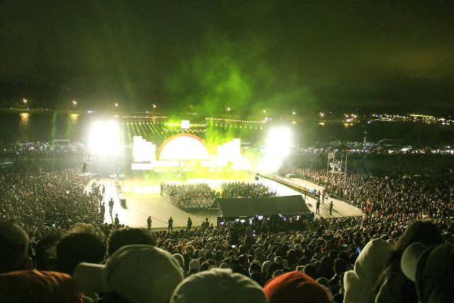 Rất đông người dân phố núi và du khách đổ về Quảng trường Lâm Viên tham dự chương trình countdown “Chào Đà Lạt 2019”.