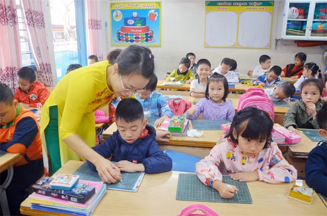 Trước khi ném đá thầy cô và ngành giáo dục, hãy chậm lại vài giây. Ảnh minh họa: Báo Điện tử Phụ nữ Thành phố Hồ Chí Minh