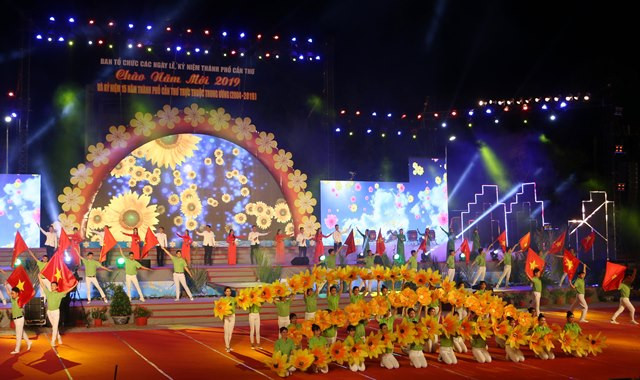 Biểu diễn ca múa nhạc tại Công viên Lưu Hữu Phước, Thành phố Cần Thơ.