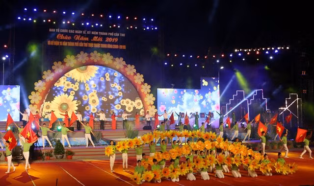 Biểu diễn ca múa nhạc tại Công viên Lưu Hữu Phước, Thành phố Cần Thơ.