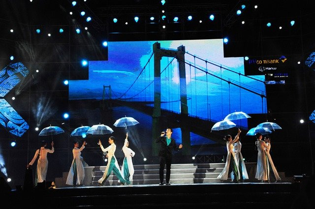 Ca sĩ Quang Hào mang đến đêm nhạc một ca khúc trữ tình.