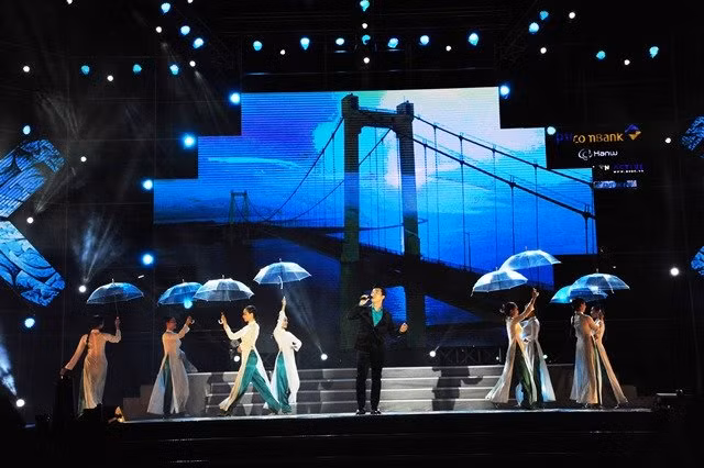 Ca sĩ Quang Hào mang đến đêm nhạc một ca khúc trữ tình.