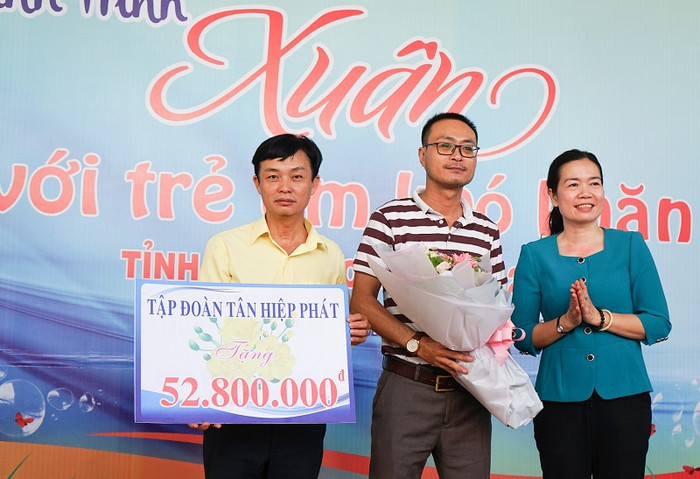 Ông Lê Nguyễn Đức Khôi, Trưởng phòng quan hệ công chúng Tập đoàn Tân Hiệp Phát nhận hoa từ Quỹ Bảo trợ trẻ em tỉnh Bình Dương Ông Lê Nguyễn Đức Khôi, Trưởng phòng quan hệ công chúng Tập đoàn Tân Hiệp Phát nhận hoa từ Quỹ Bảo trợ trẻ em tỉnh Bình Dương