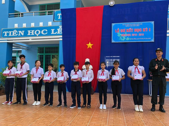 Đồng chí Hưng, đại diện Đoàn, cùng các em nhận quà