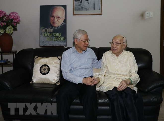 Tổng Bí thư, Chủ tịch nước Nguyễn Phú Trọng thăm hỏi bà Ngô Thị Huệ, Phu nhân nguyên Tổng Bí thư Nguyễn Văn Linh. (Ảnh: Trí Dũng/TTXVN) Tổng Bí thư, Chủ tịch nước Nguyễn Phú Trọng thăm hỏi bà Ngô Thị Huệ, Phu nhân nguyên Tổng Bí thư Nguyễn Văn Linh. (Ảnh: Trí Dũng/TTXVN)