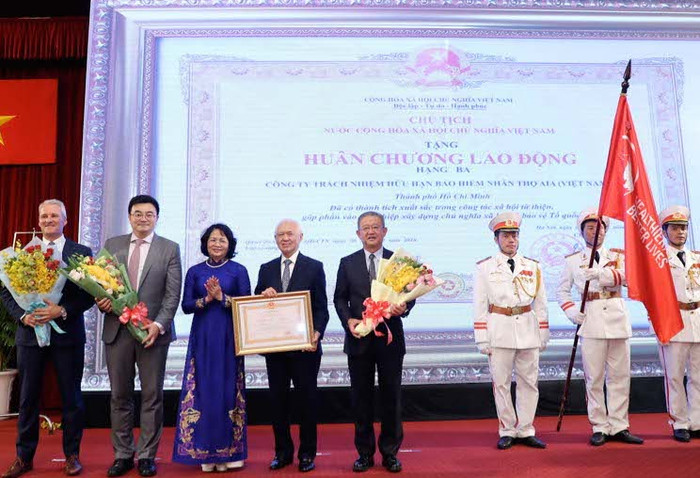 AIA Việt Nam đã vinh dự đón nhận Huân chương Lao động hạng 3 của Chủ tịch nước trao tặng AIA Việt Nam đã vinh dự đón nhận Huân chương Lao động hạng 3 của Chủ tịch nước trao tặng