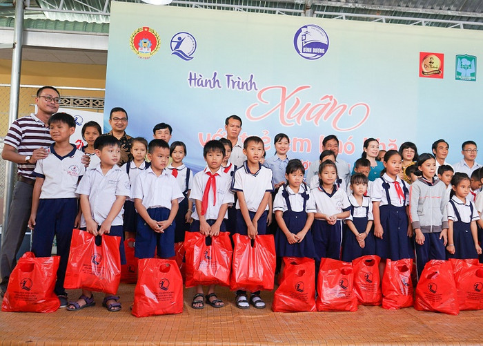 Đại diện Tập đoàn Tân Hiệp Phát trao quà cho trẻ em Mái ấm Cô nhi Phổ Hiền và trẻ em huyện Bàu Bàng Đại diện Tập đoàn Tân Hiệp Phát trao quà cho trẻ em Mái ấm Cô nhi Phổ Hiền và trẻ em huyện Bàu Bàng
