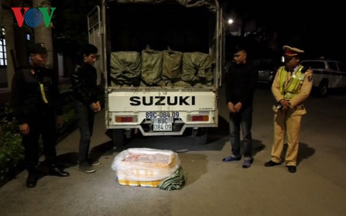 Gần 2 tấn nầm lợn không rõ nguồn gốc xuất xứ được vận chuyển bằng xe ôtô bị phát hiện, thu giữ. Ảnh: VOV Gần 2 tấn nầm lợn không rõ nguồn gốc xuất xứ được vận chuyển bằng xe ôtô bị phát hiện, thu giữ. Ảnh: VOV