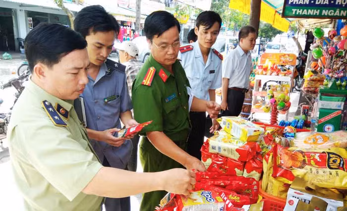 100% xã, phường ở Hà Nội và Thành phố Hồ Chí Minh sẽ có thanh tra an toàn thực phẩm. Ảnh minh họa/ Báo Hà Nội Mới