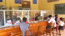 Người dân đến thực hiện các thủ tục hành chính tại xã Lâm Giang, huyện Văn Yên, tỉnh Yên Bái. (Ảnh: Dangcongsan.vn)