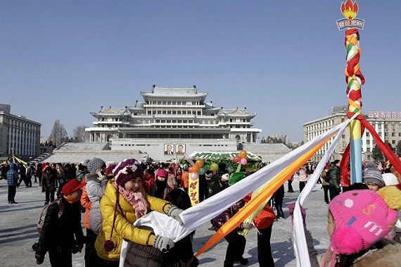 Người dân vui chơi ngày Tết gần tượng đài Kim Nhật Thành. Ảnh: Baonghean.vn Người dân vui chơi ngày Tết gần tượng đài Kim Nhật Thành. Ảnh: Baonghean.vn