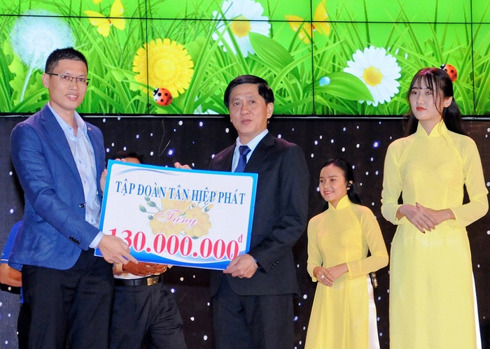 Đại diện Tập đoàn Tân Hiệp Phát trao tượng trưng ủng hộ cho Quỹ Bảo trợ trẻ em tỉnh Bình Dương Đại diện Tập đoàn Tân Hiệp Phát trao tượng trưng ủng hộ cho Quỹ Bảo trợ trẻ em tỉnh Bình Dương