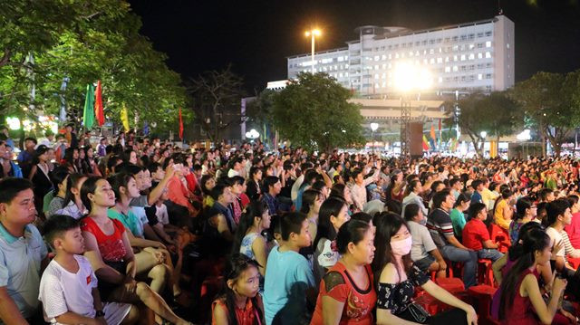 Hàng nghìn người xem chương trình nghệ thuật đón chào năm 2019.