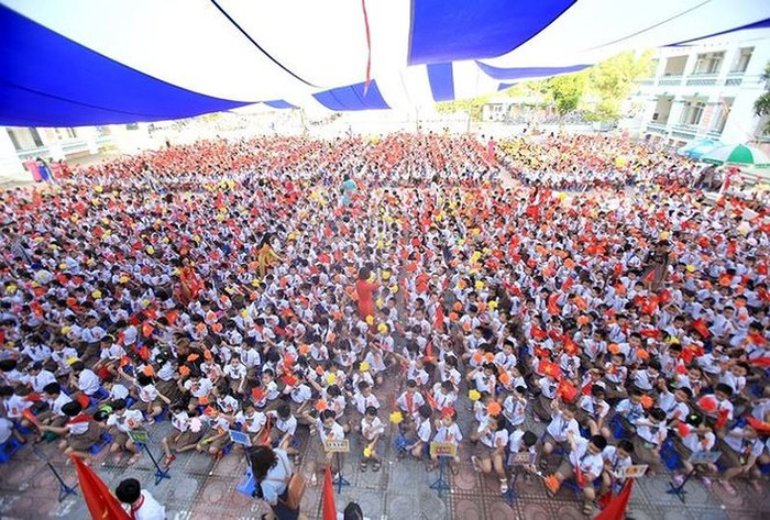 Sĩ số học sinh quyết định gì đến việc thành bại của chương trình mới? (Ảnh: Báo Tiền phong) Sĩ số học sinh quyết định gì đến việc thành bại của chương trình mới? (Ảnh: Báo Tiền phong)