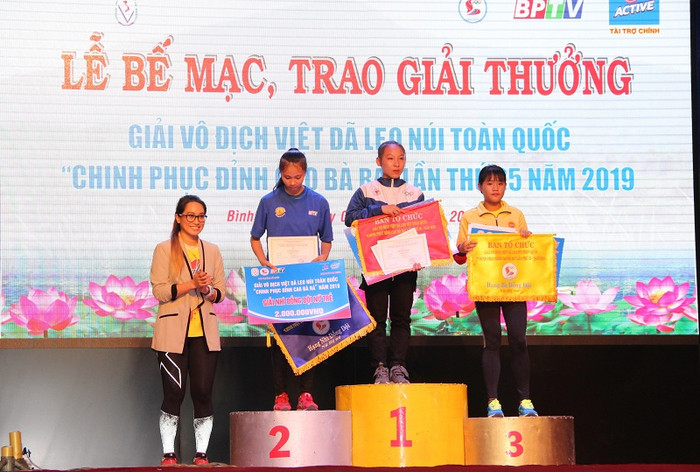 Thanh Vũ – Đại sứ thương hiệu nhãn hàng Number 1 trao thưởng cho các vận động viên đạt giải. Thanh Vũ – Đại sứ thương hiệu nhãn hàng Number 1 trao thưởng cho các vận động viên đạt giải.