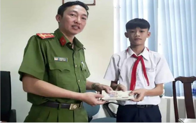 Công an tiếp nhận số tiền của rơi nhặt được từ em Tâm, trả lại người mất. Công an tiếp nhận số tiền của rơi nhặt được từ em Tâm, trả lại người mất.
