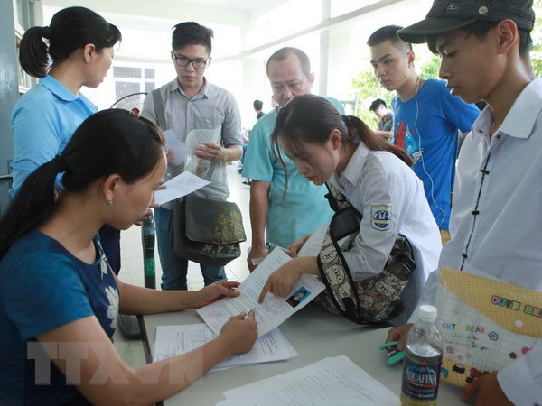 Học sinh đang được tư vấn tuyển sinh. Ảnh minh họa: TTXVN