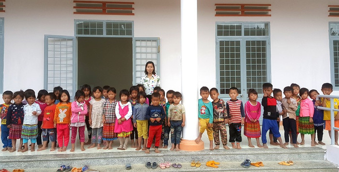 Cô và trò điểm trường mẫu giáo Cư Rang vui mừng được học trong căn phòng khang trang Cô và trò điểm trường mẫu giáo Cư Rang vui mừng được học trong căn phòng khang trang