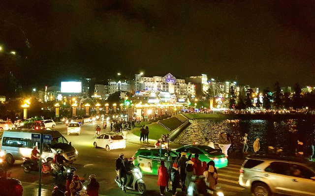 Một góc phố núi Đà Lạt đêm giao thừa.