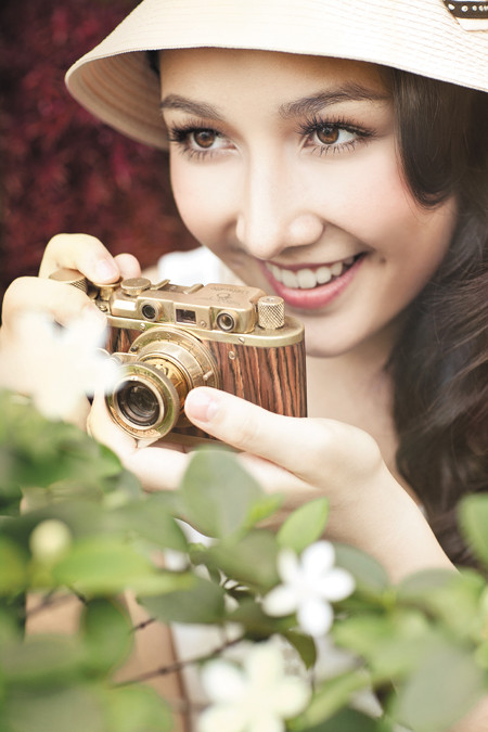 "Khi mới bắt tay vào làm album, sự kỹ tính của bố làm tôi thực sự khó chịu. Hát phô hay sai nốt một chút bố bắt thu lại - tôi rất mệt, không hiểu tại sao lại phải thế. Có lúc, tôi chạy ra khỏi phòng thu, xuống nhà bảo mẹ Mỹ Linh: "Con không làm việc với bố nữa đâu". Mẹ cũng bắt tôi luyện thanh cả năm trời, nhiều lúc tôi phải tìm cách trốn", Anna Trương bày tỏ về album đầu tay của mình. "Khi mới bắt tay vào làm album, sự kỹ tính của bố làm tôi thực sự khó chịu. Hát phô hay sai nốt một chút bố bắt thu lại - tôi rất mệt, không hiểu tại sao lại phải thế. Có lúc, tôi chạy ra khỏi phòng thu, xuống nhà bảo mẹ Mỹ Linh: "Con không làm việc với bố nữa đâu". Mẹ cũng bắt tôi luyện thanh cả năm trời, nhiều lúc tôi phải tìm cách trốn", Anna Trương bày tỏ về album đầu tay của mình.