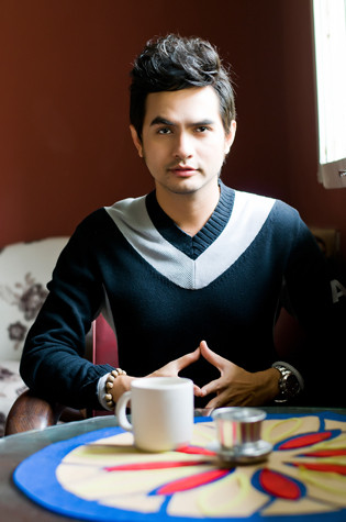 Nói về việc một số nghệ sỹ lên án việc bán dâm của người đẹp Mỹ Xuân, Đức Tiến bày tỏ: "Tôi nghĩ mình không có quyền đi ném đá hay phán xét người khác. Và nếu như đi phán xét người khác thì hãy ngẫm lại mình có đủ tư cách không đã. Tôi thấy, mọi người cứ bảo là tôi thích đi làm từ thiện, tôi có tấm lòng nhân ái giúp đỡ bạn bè, đồng nhiệp nhưng đó chỉ là những lời sáo rỗng thôi. Theo tôi, một trang giấy trắng khi đã đổ mực lên thì khó làm mất được vết ố, tốt nhất là đừng làm cho nó nhòe thêm nữa. Nỗi đau cũng vậy, không làm cho nó được giảm đi thì đừng làm tăng thêm." Nói về việc một số nghệ sỹ lên án việc bán dâm của người đẹp Mỹ Xuân, Đức Tiến bày tỏ: "Tôi nghĩ mình không có quyền đi ném đá hay phán xét người khác. Và nếu như đi phán xét người khác thì hãy ngẫm lại mình có đủ tư cách không đã. Tôi thấy, mọi người cứ bảo là tôi thích đi làm từ thiện, tôi có tấm lòng nhân ái giúp đỡ bạn bè, đồng nhiệp nhưng đó chỉ là những lời sáo rỗng thôi. Theo tôi, một trang giấy trắng khi đã đổ mực lên thì khó làm mất được vết ố, tốt nhất là đừng làm cho nó nhòe thêm nữa. Nỗi đau cũng vậy, không làm cho nó được giảm đi thì đừng làm tăng thêm."