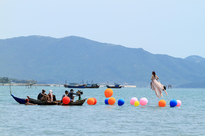 Vy Oanh đã có những cảnh quay cực đẹp trong album mới Fly khi chọn bối cảnh thôn quê dân dã hoặc thả dáng trên bãi biển với rất nhiều bóng bay... Vy Oanh đã có những cảnh quay cực đẹp trong album mới Fly khi chọn bối cảnh thôn quê dân dã hoặc thả dáng trên bãi biển với rất nhiều bóng bay...