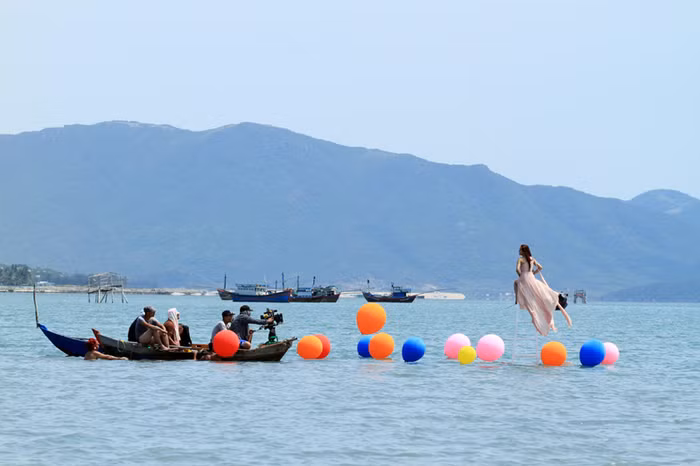 Vy Oanh đã có những cảnh quay cực đẹp trong album mới Fly khi chọn bối cảnh thôn quê dân dã hoặc thả dáng trên bãi biển với rất nhiều bóng bay... Vy Oanh đã có những cảnh quay cực đẹp trong album mới Fly khi chọn bối cảnh thôn quê dân dã hoặc thả dáng trên bãi biển với rất nhiều bóng bay...