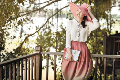 Với bài hát đầu tay Fix it for you, tôi sáng tác trong thời gian 3 - 4 tiếng đồng hồ, cả viết lời và viết nhạc. Nhưng sau đó, cả hai bố con cùng ngồi chỉnh sửa cho thật kỹ càng. Đây là cảm xúc của một cô gái mới lớn, rất thích một chàng trai nhưng không có cách nào bày tỏ. Bản thân tôi thích một cậu bạn nhưng vì nhút nhát nên không dám nói. Đây không chỉ là cảm xúc của riêng tôi mà rất nhiều bạn gái chơi cùng cũng có tâm sự tương tự. Điều đó truyền cảm hứng cho tôi khi sáng tác. Viết ra có vẻ dễ hơn là nói (Theo Vnexpress) Với bài hát đầu tay Fix it for you, tôi sáng tác trong thời gian 3 - 4 tiếng đồng hồ, cả viết lời và viết nhạc. Nhưng sau đó, cả hai bố con cùng ngồi chỉnh sửa cho thật kỹ càng. Đây là cảm xúc của một cô gái mới lớn, rất thích một chàng trai nhưng không có cách nào bày tỏ. Bản thân tôi thích một cậu bạn nhưng vì nhút nhát nên không dám nói. Đây không chỉ là cảm xúc của riêng tôi mà rất nhiều bạn gái chơi cùng cũng có tâm sự tương tự. Điều đó truyền cảm hứng cho tôi khi sáng tác. Viết ra có vẻ dễ hơn là nói (Theo Vnexpress)